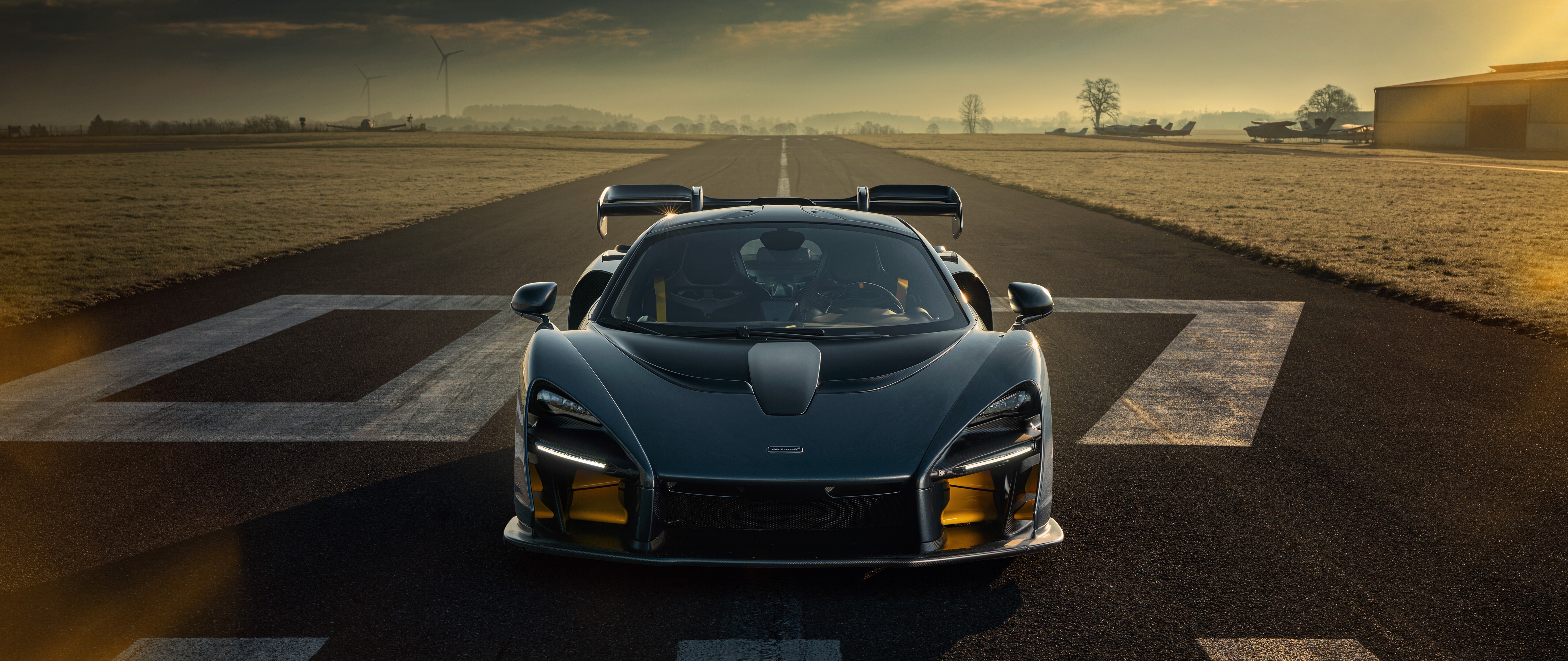 Una McLaren Senna, supercar elegante e potente, caratterizzata da una carrozzeria aerodinamica e da un design ad alte prestazioni.