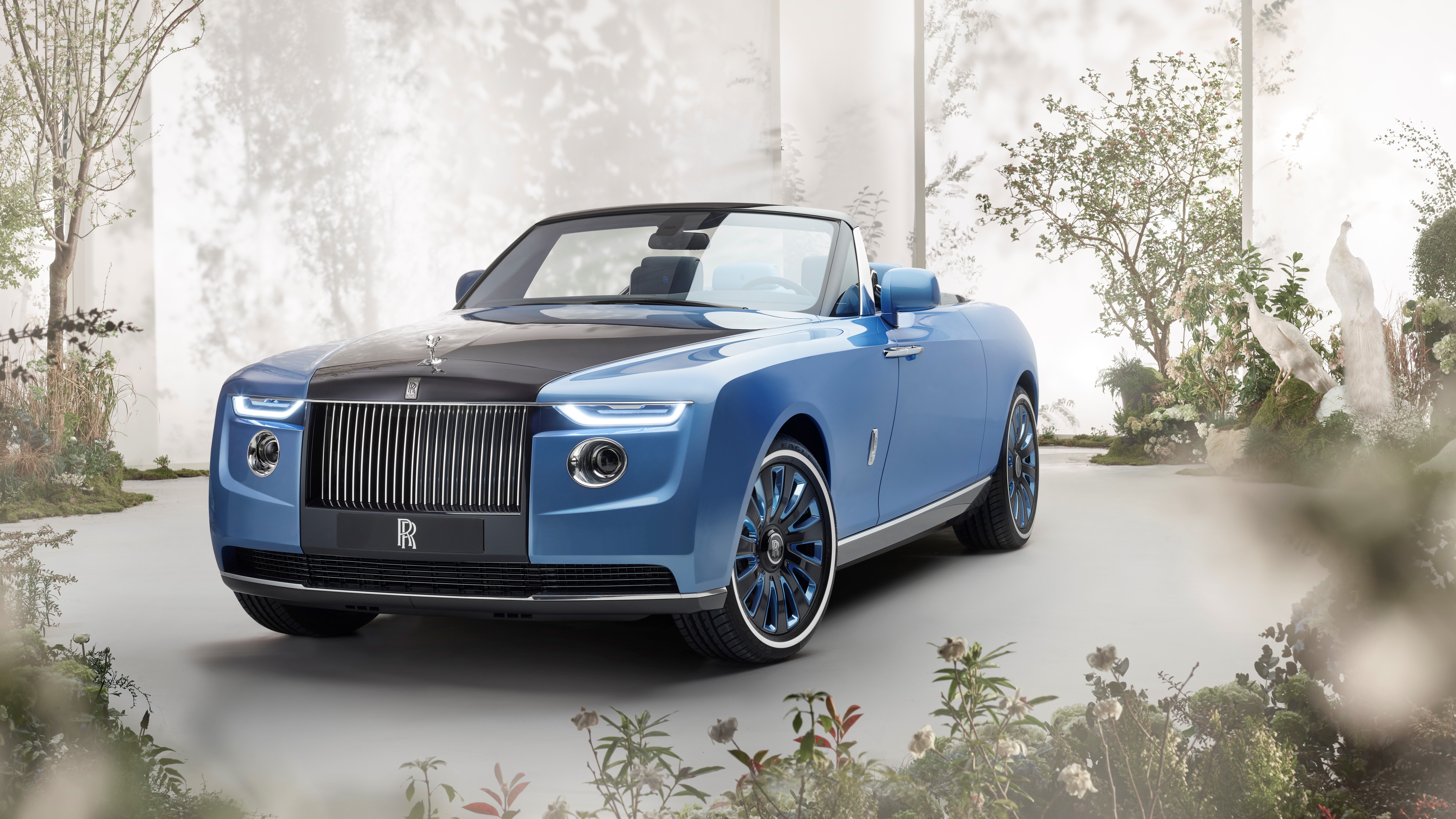 Un’immagine dettagliata della Rolls-Royce Boat Tail, che mette in risalto il suo caratteristico design posteriore ispirato al mondo nautico e le finiture di altissima qualità.