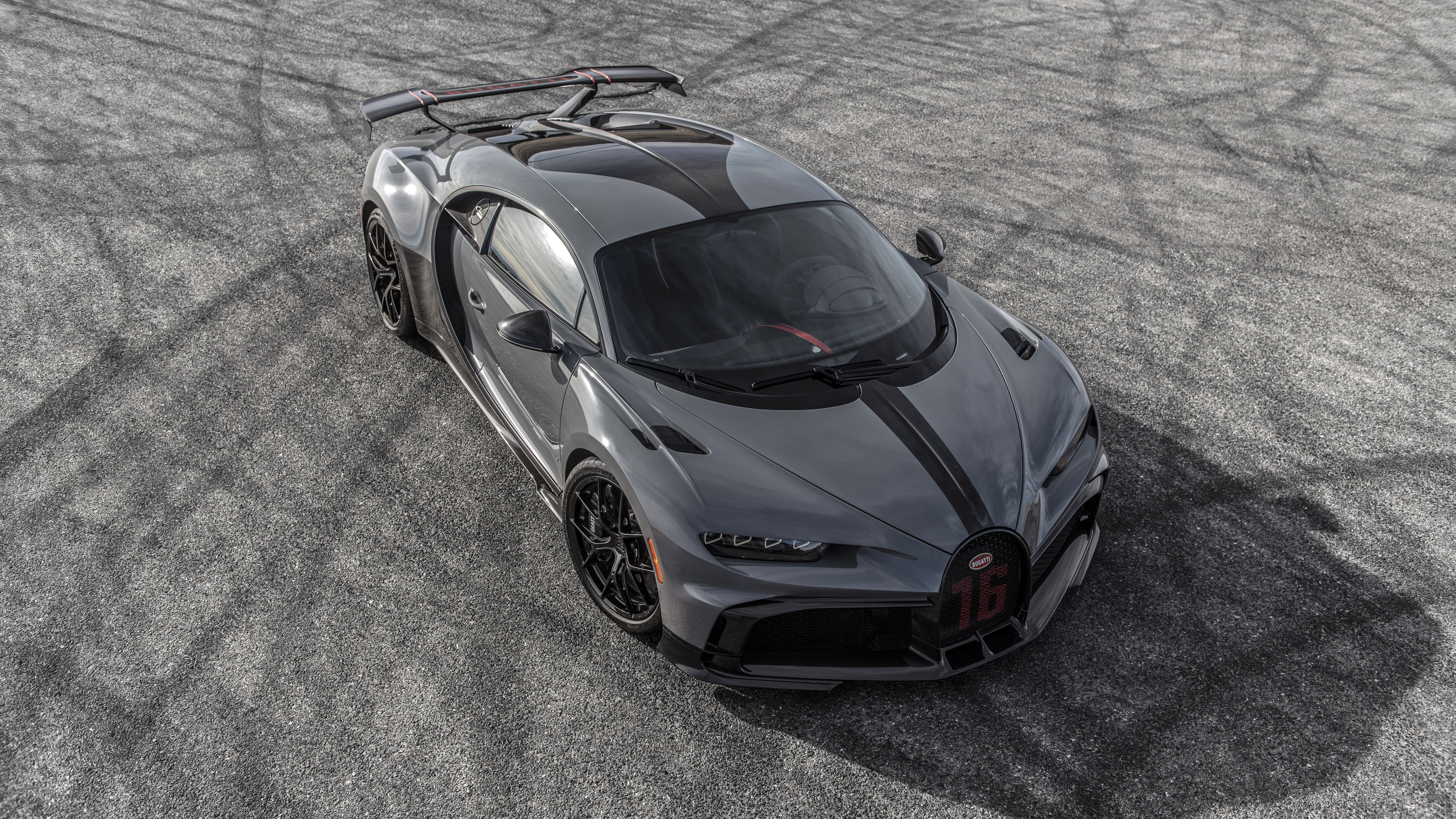 Una lussuosa Bugatti Chiron Pur Sport, un’hypercar con carrozzeria in argento lucido che mette in mostra le sue linee aerodinamiche.