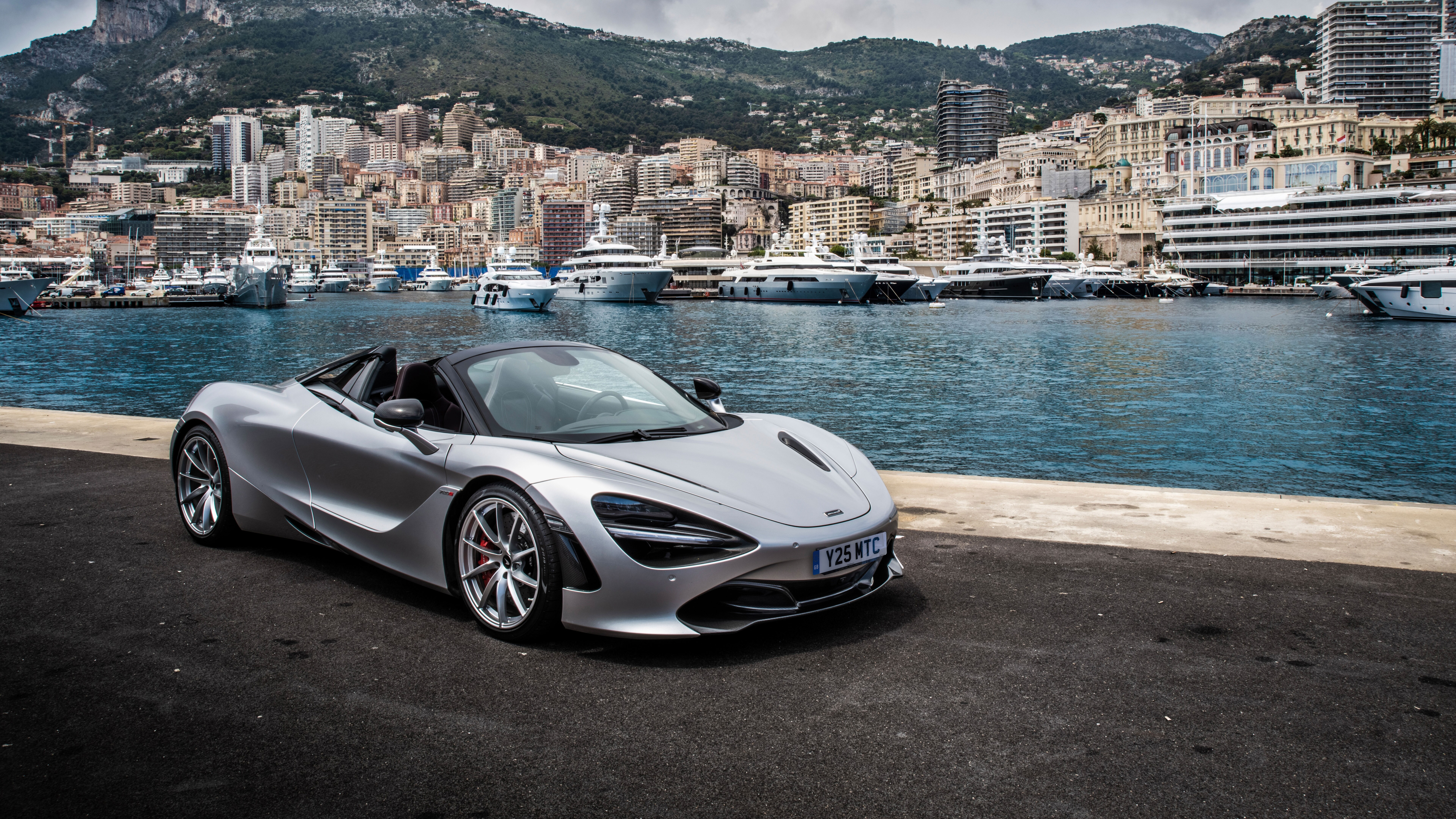 Una splendida McLaren 720S argentata, parcheggiata in una pittoresca strada di Monaco.