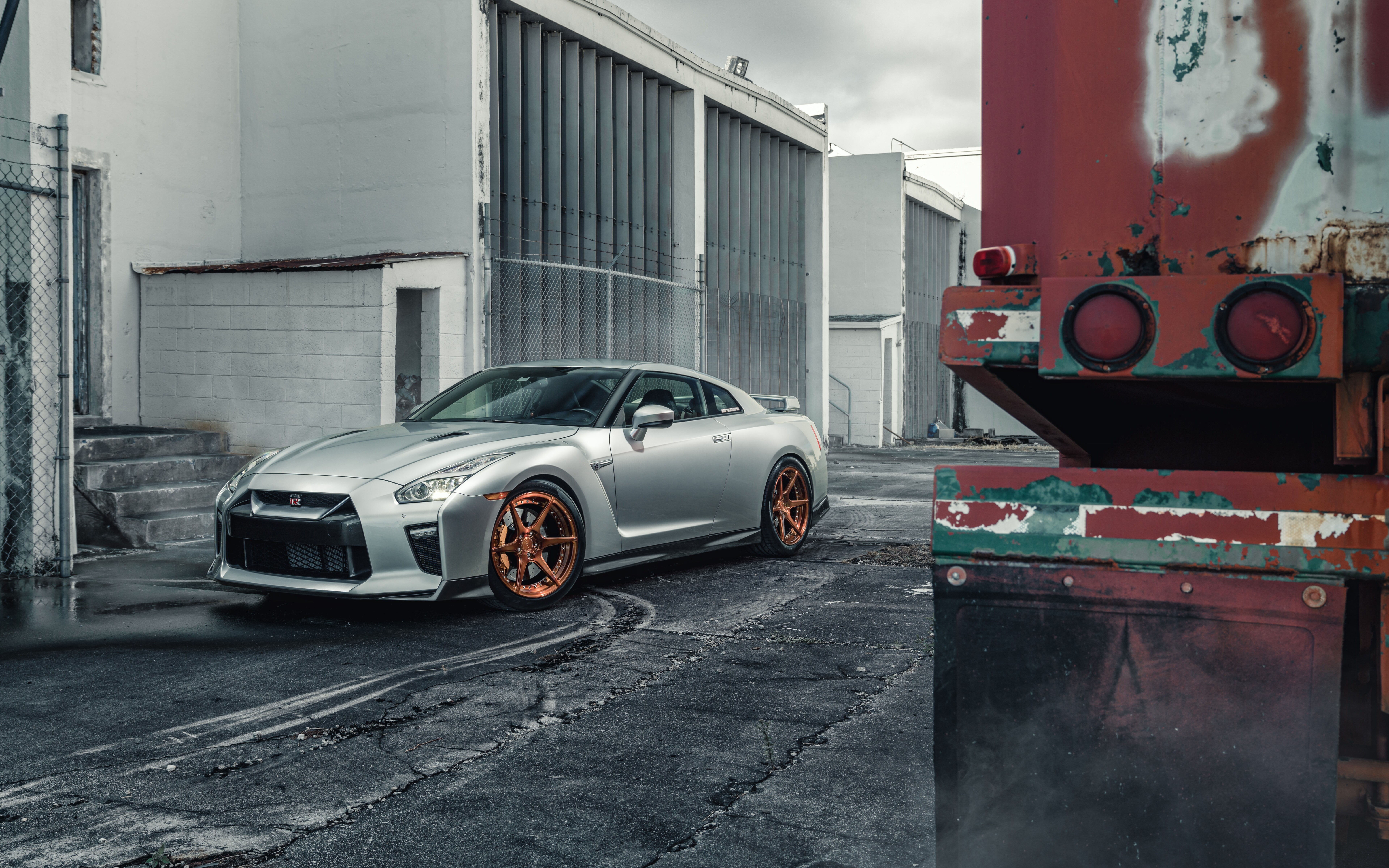 Una moderna e elegante supercar Nissan GT-R, di colore argento, con finiture metallizzate e una carrozzeria aerodinamica.
