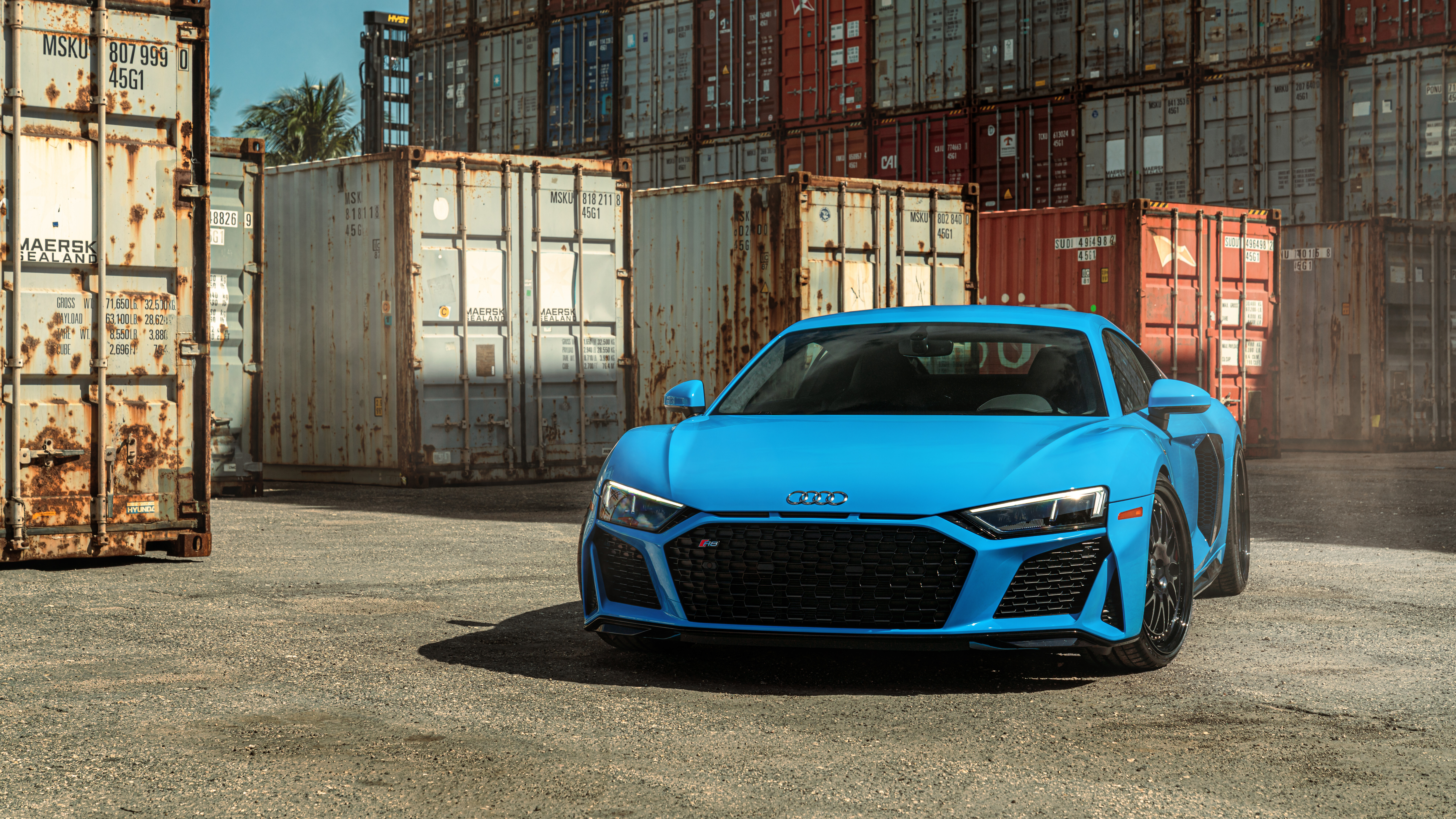 Un’immagine dettagliata di una moderna Audi R8, una supercar dal design elegante, che ne mette in risalto l’iconico profilo aerodinamico e la finitura metallizzata.