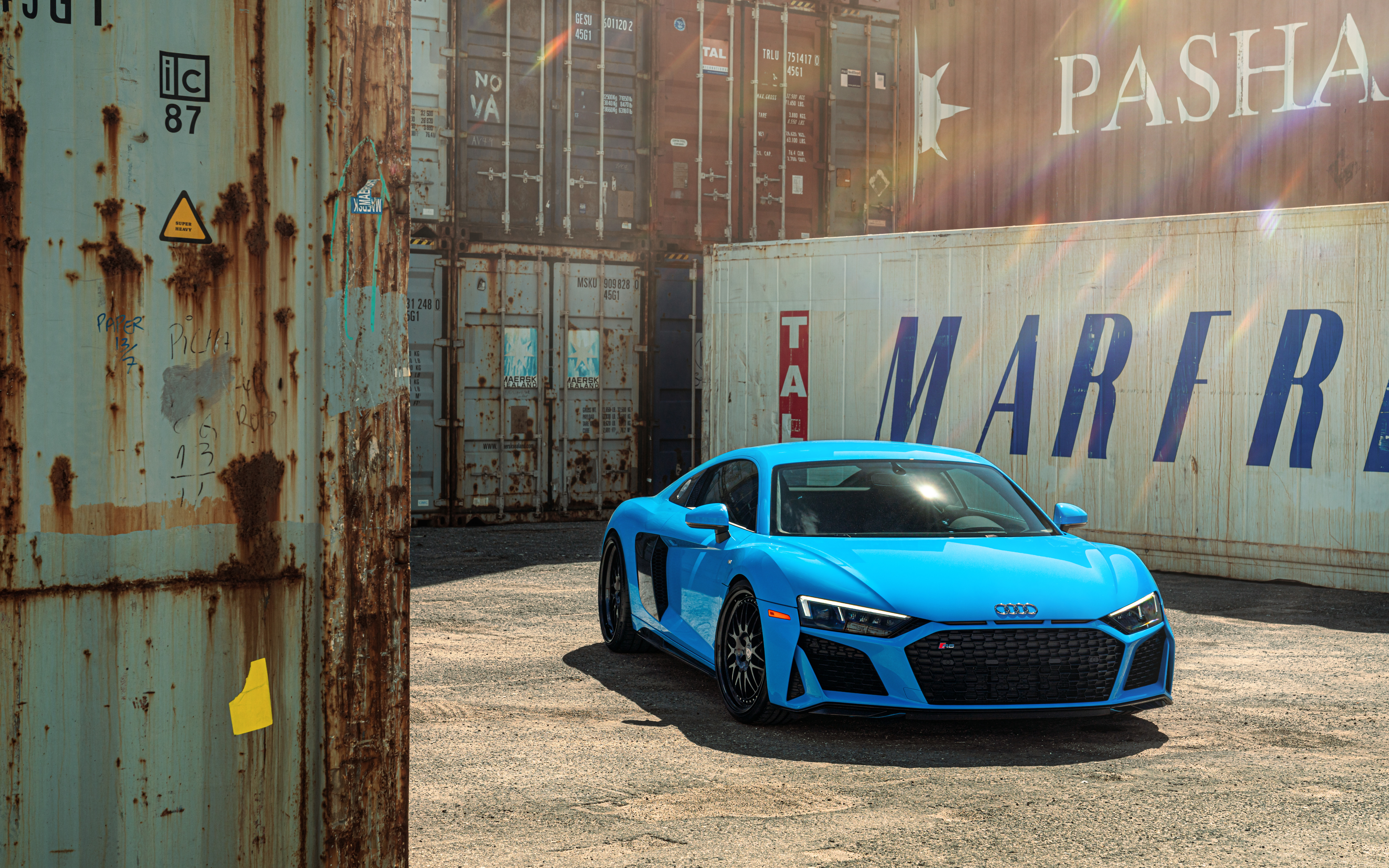Un’Audi R8, supercar ad alte prestazioni, caratterizzata da un design aerodinamico e una finitura metallizzata.
