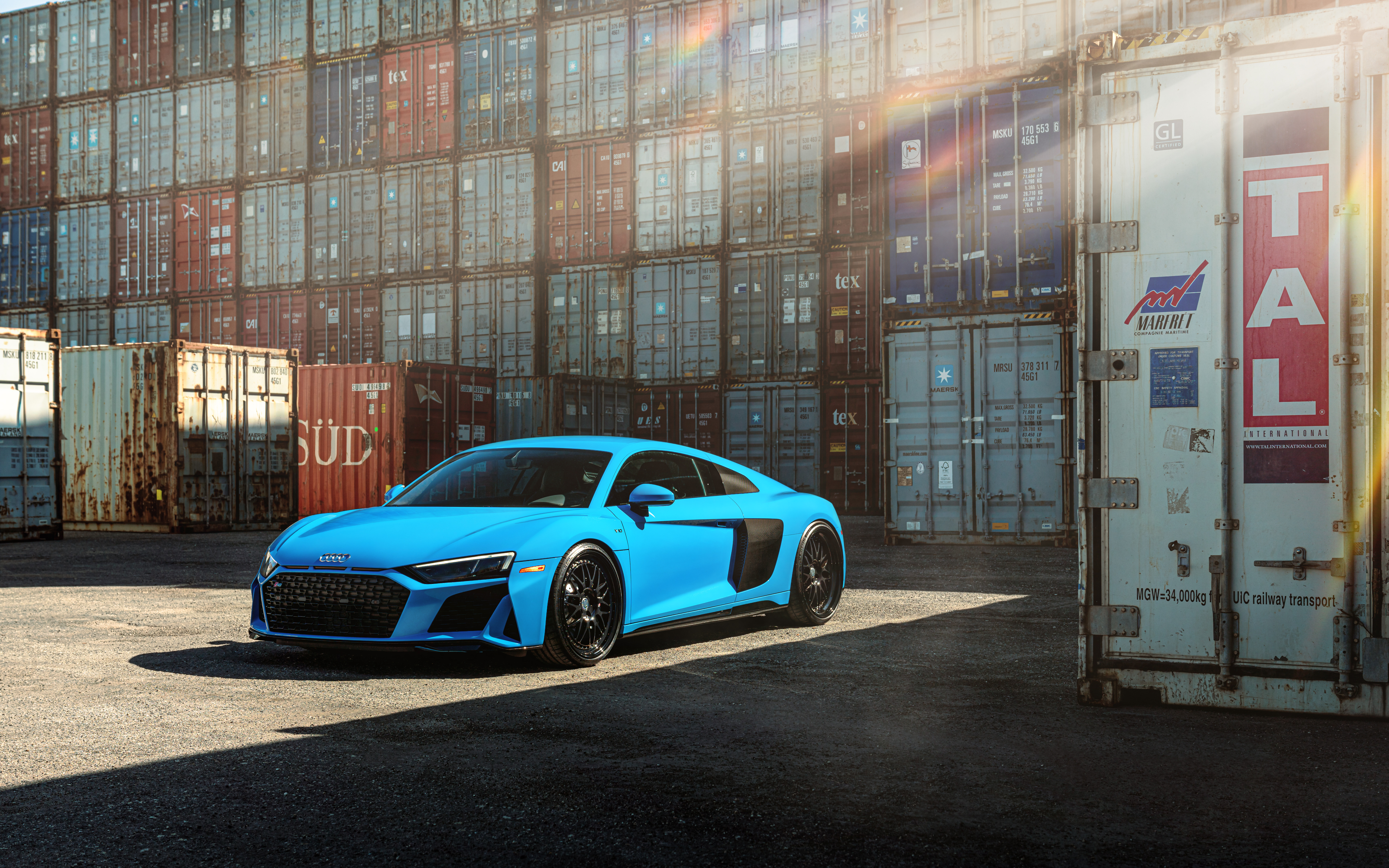Un primo piano di una potente supercar Audi R8, caratterizzata da un design aerodinamico e da una carrozzeria metallizzata.