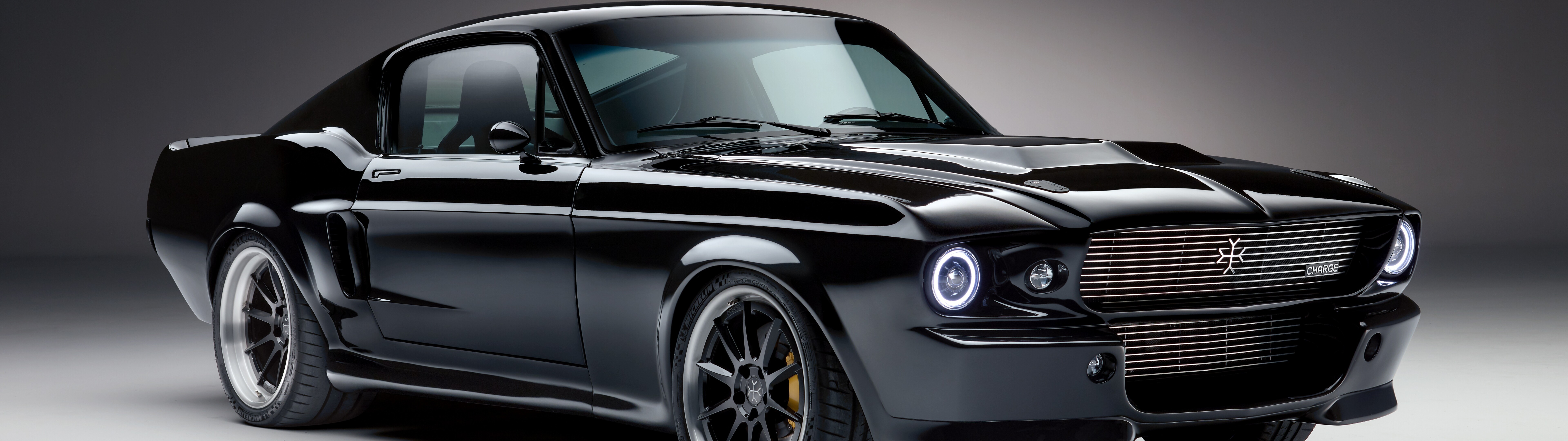 Un’elegante Ford Mustang elettrica nera, con le linee tipiche delle auto sportive muscolose, ma con un design moderno.