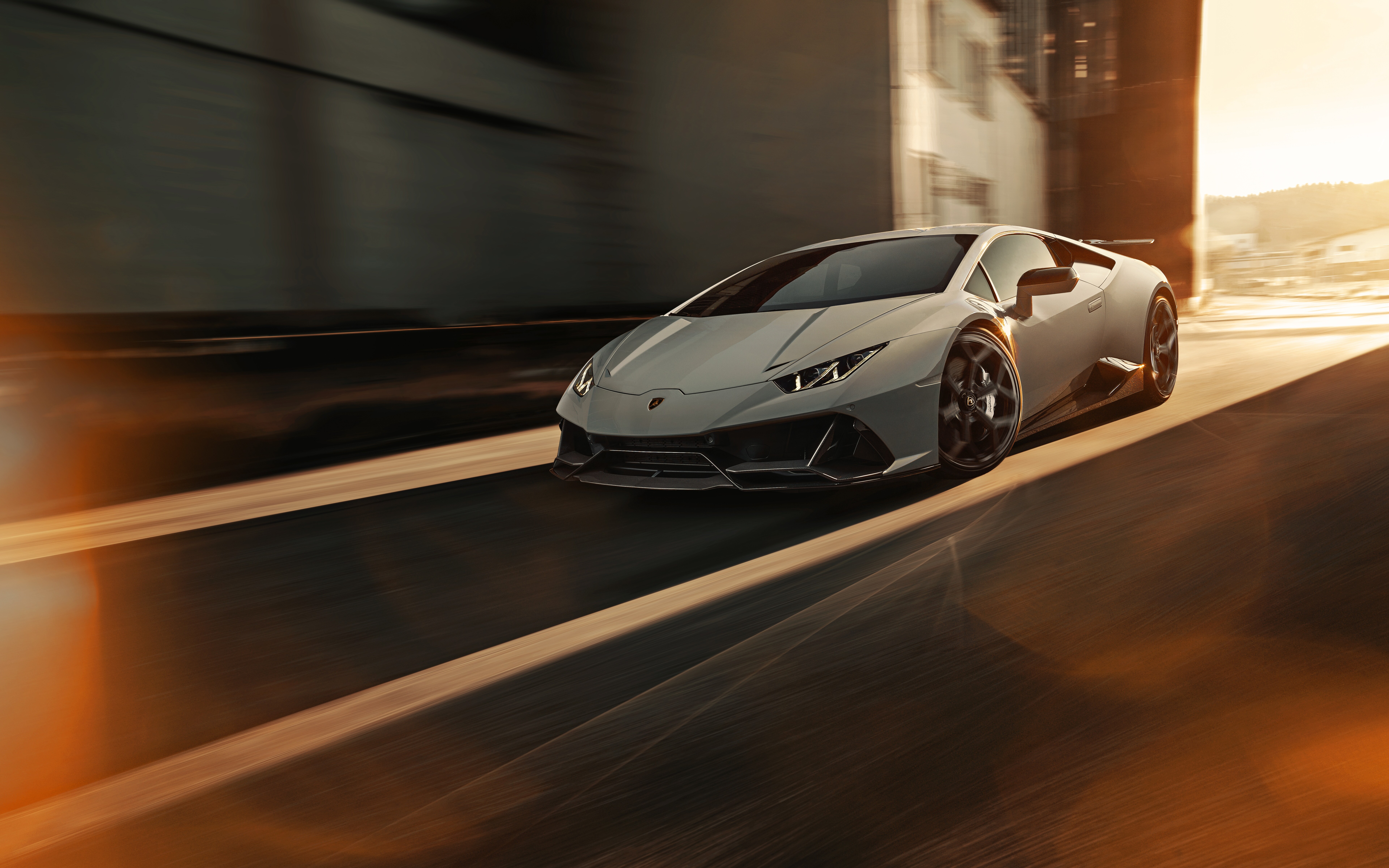 Una moderna e scintillante Lamborghini Huracan Evo, un’auto sportiva di lusso, che mette in risalto il suo design aerodinamico e la finitura metallizzata.