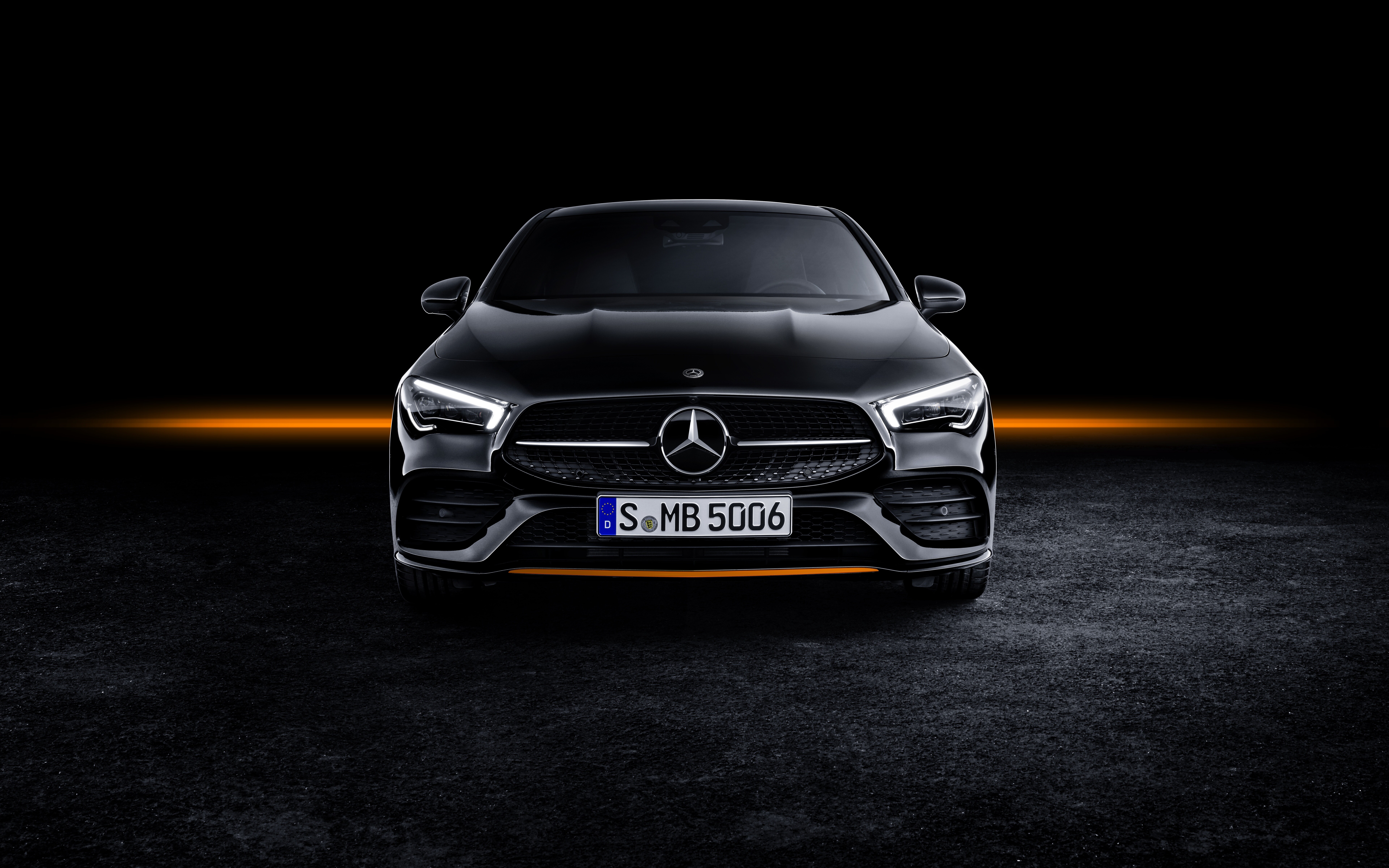 Un’immagine dettagliata di una Mercedes-Benz CLA-Class argentata, caratterizzata da una brillante finitura metallizzata e da un design elegante e moderno.