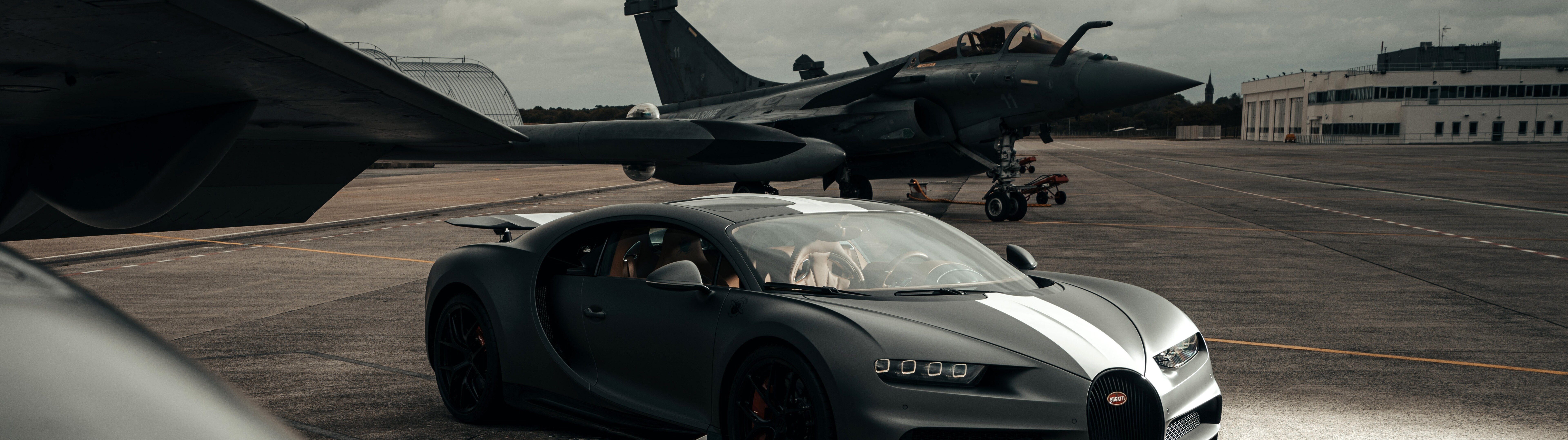 Una supercar Bugatti Chiron nera, progettata con elementi aerodinamici e un’estetica metallica che richiamano quelli di un aereo da combattimento.