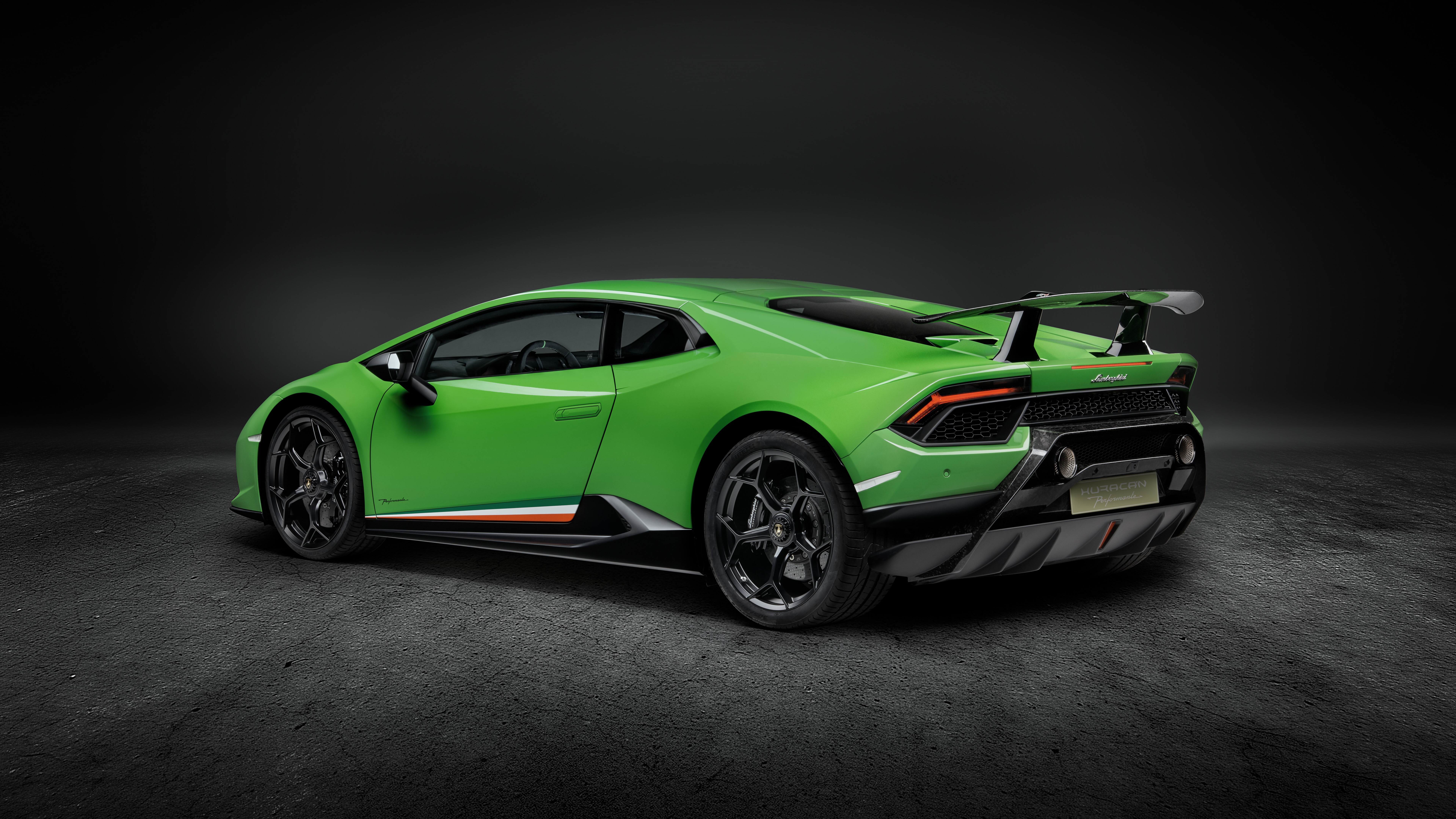 Un primo piano di una Lamborghini Huracan Performante verde brillante.