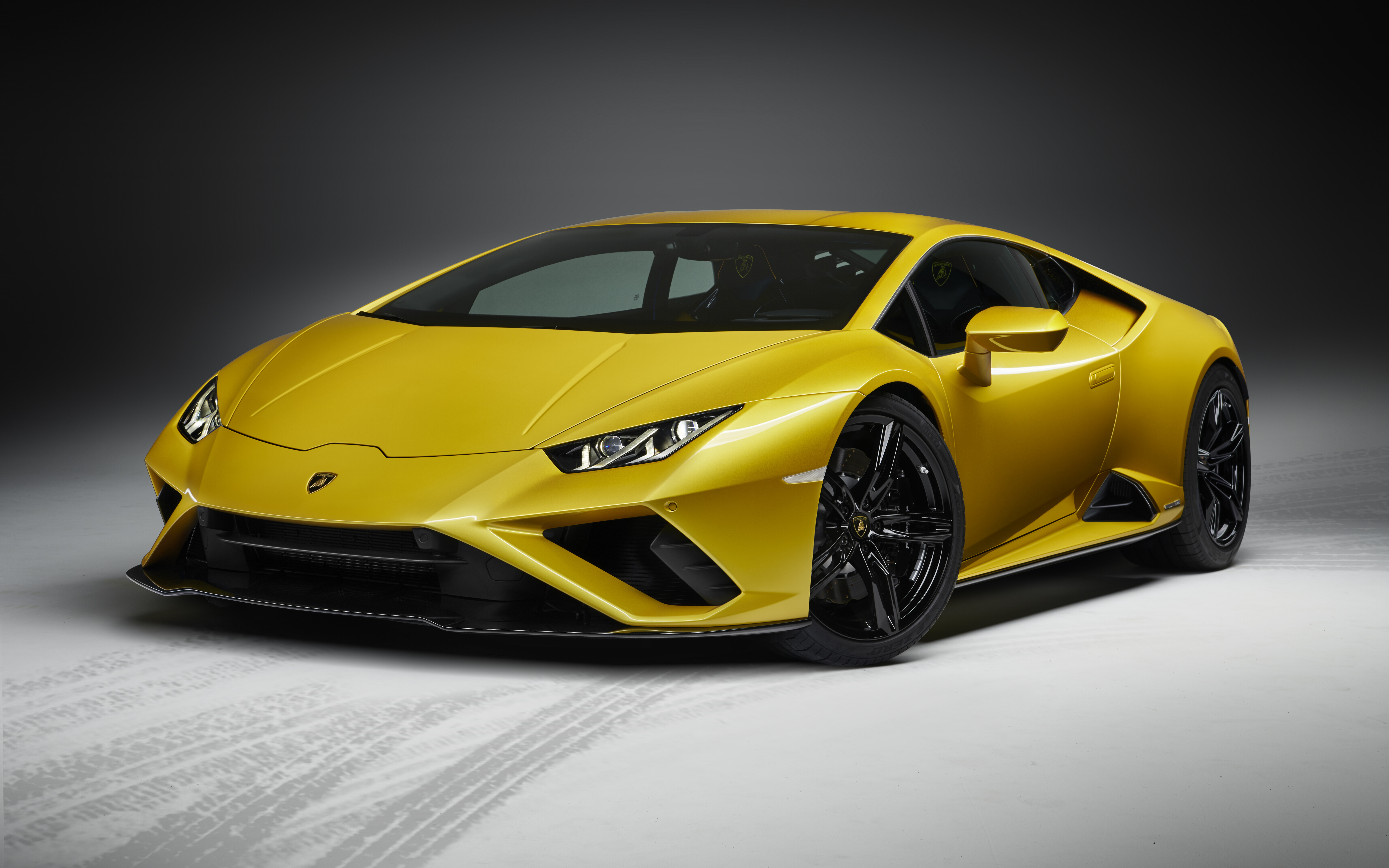 Una supercar Lamborghini Huracan Evo gialla ad alte prestazioni, che mette in risalto il suo design elegante e aggressivo.