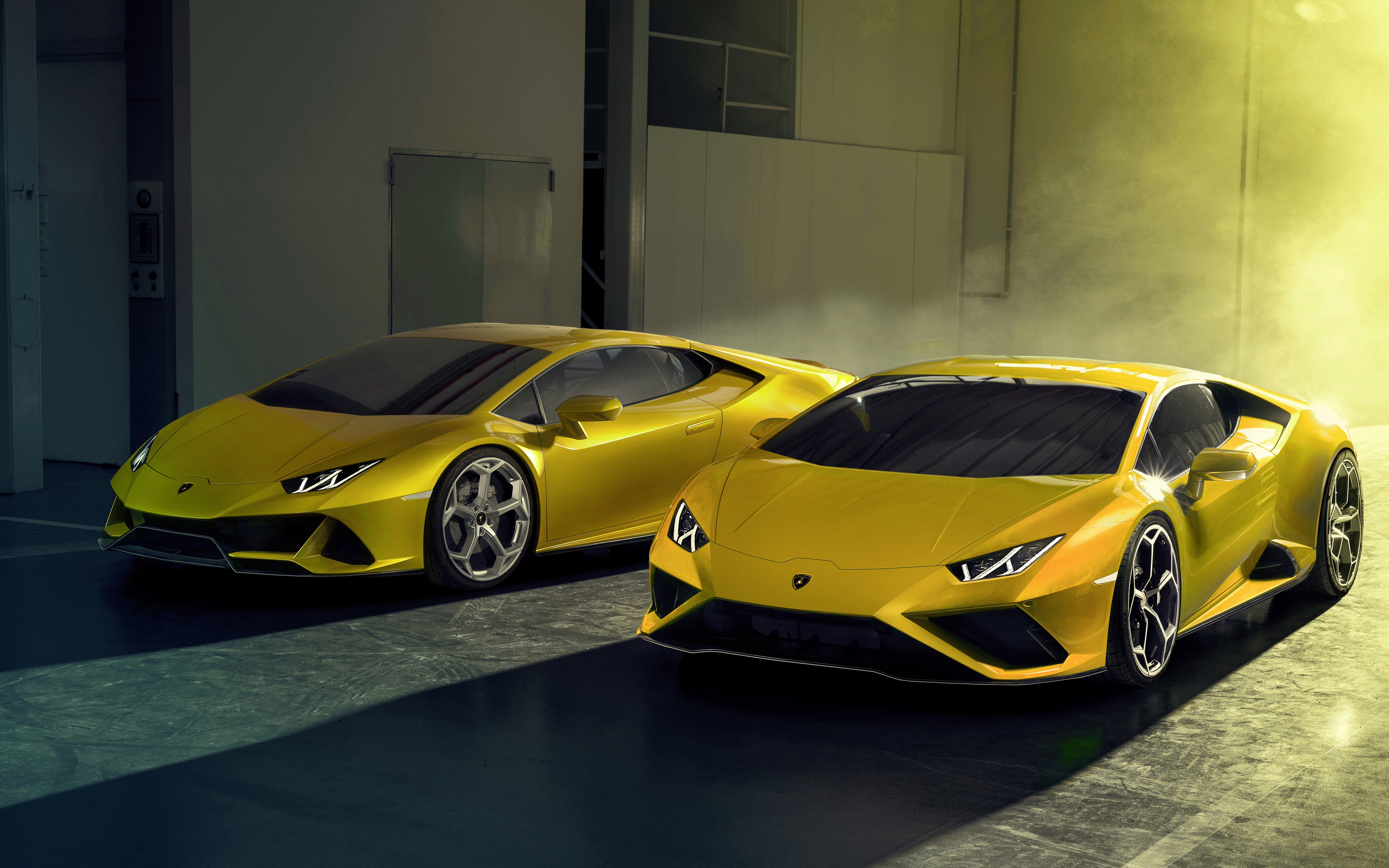 Una supercar Lamborghini Huracan Evo di colore giallo, dalle prestazioni elevate e caratterizzata da linee aerodinamiche eleganti.