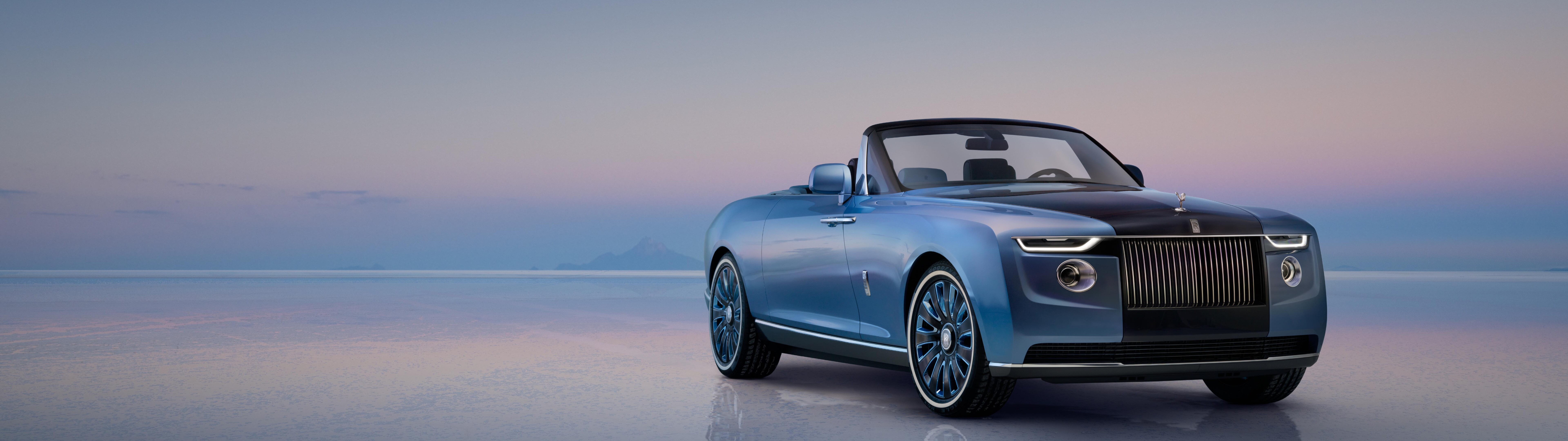 Una vista dettagliata della Rolls-Royce Boat Tail, che mette in risalto i suoi riflessi vivaci e il design elegante e aerodinamico.