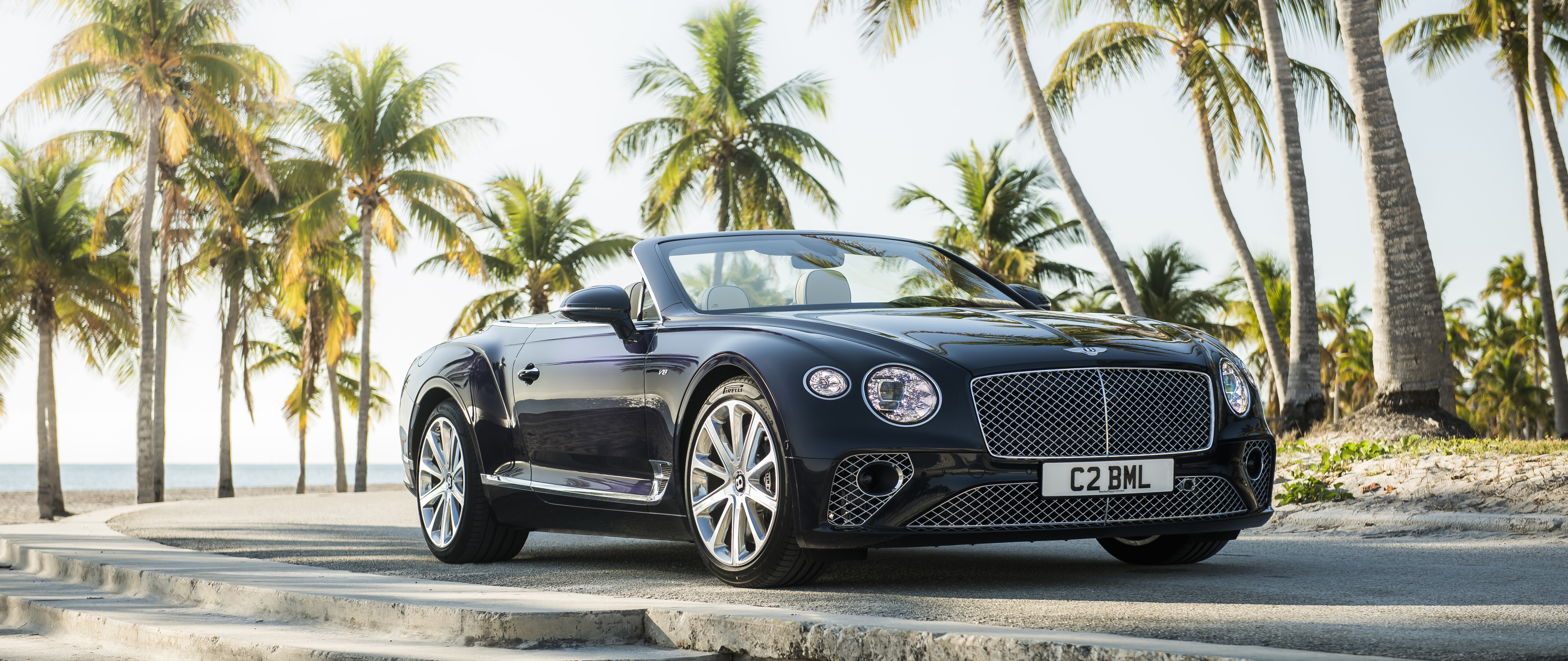 Una lussuosa Bentley Continental GT decappottabile di colore nero, che mette in risalto il suo elegante e raffinato design automobilistico.