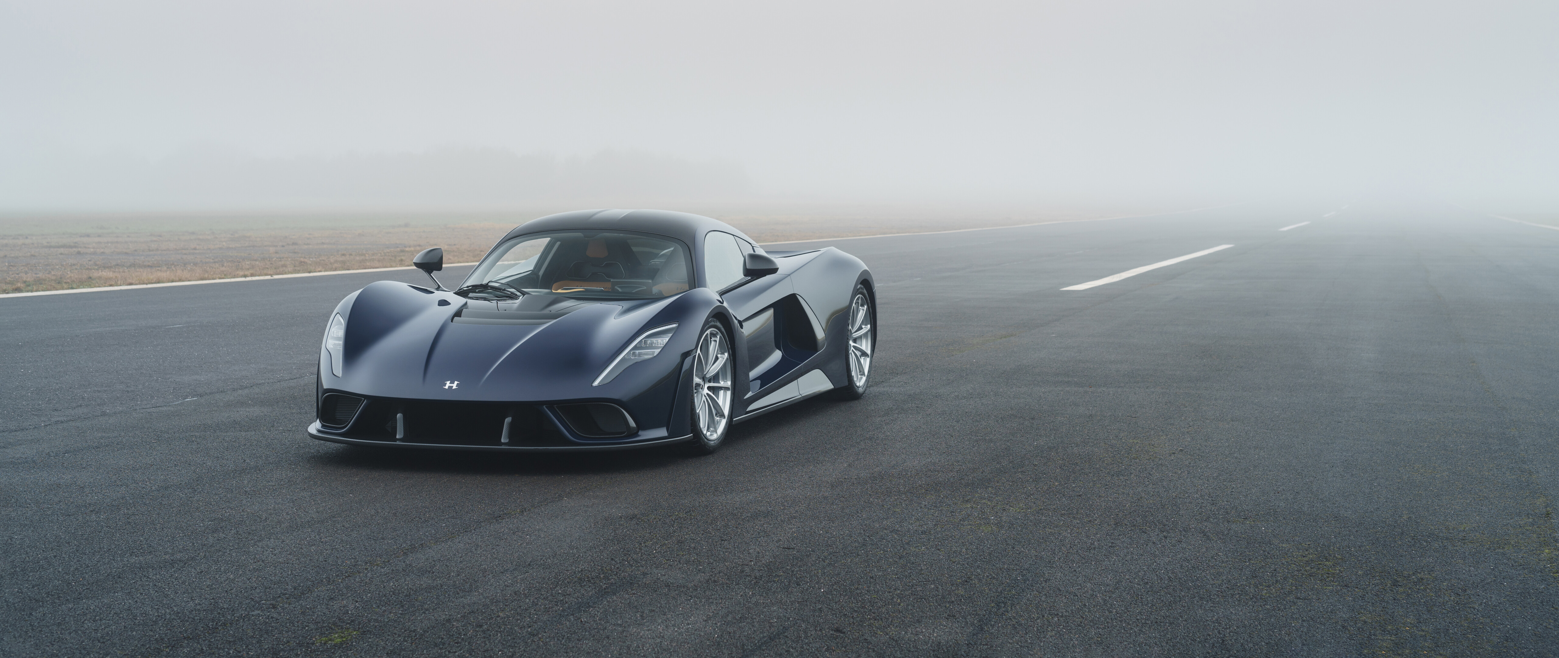 Una vista ad alta risoluzione della supercar Hennessey Venom F5, che ne mette in risalto il design elegante e aggressivo.