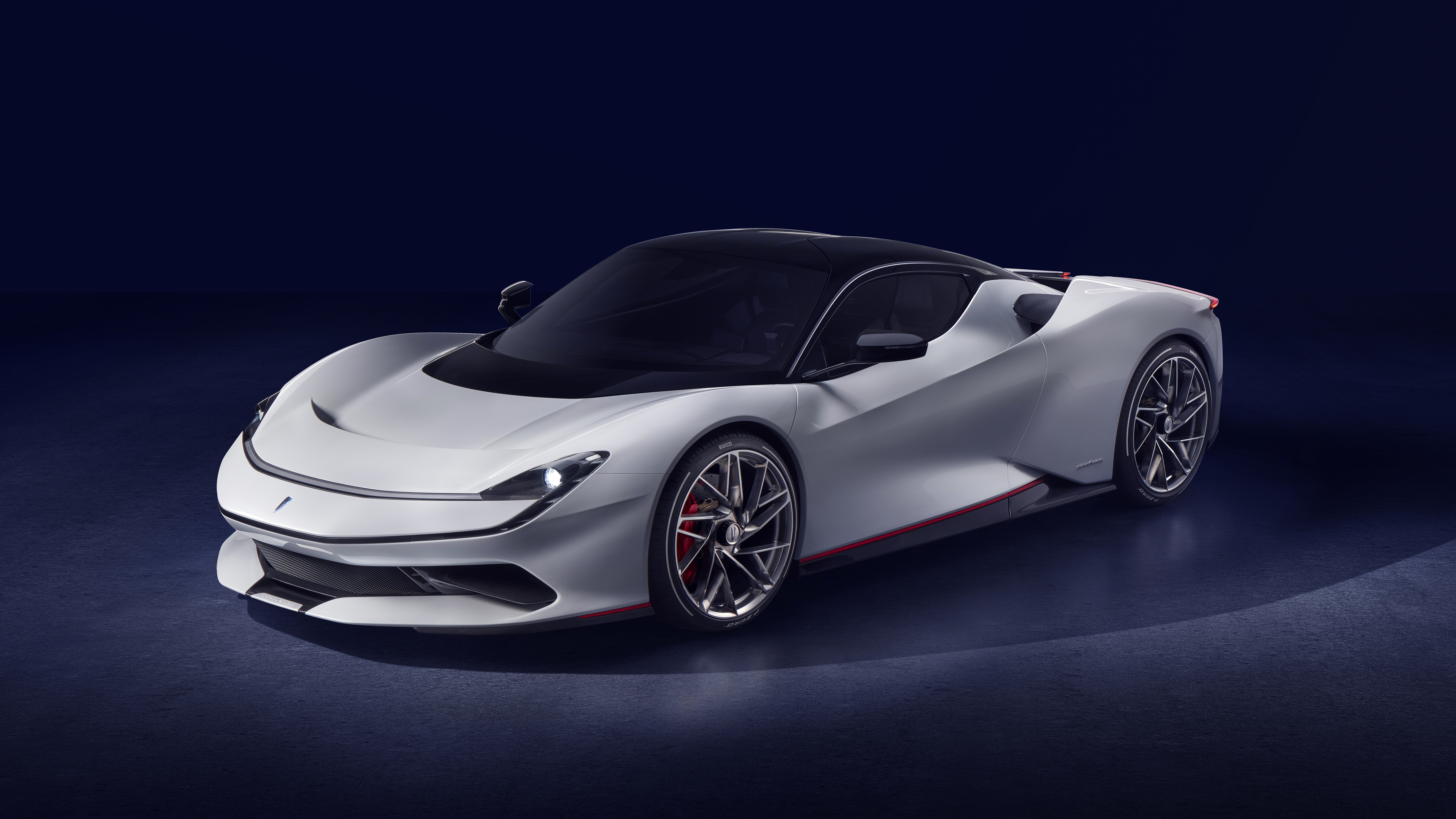 Un’elegante e aerodinamica supercar elettrica Pininfarina Battista, di colore argento e con finitura metallizzata.
