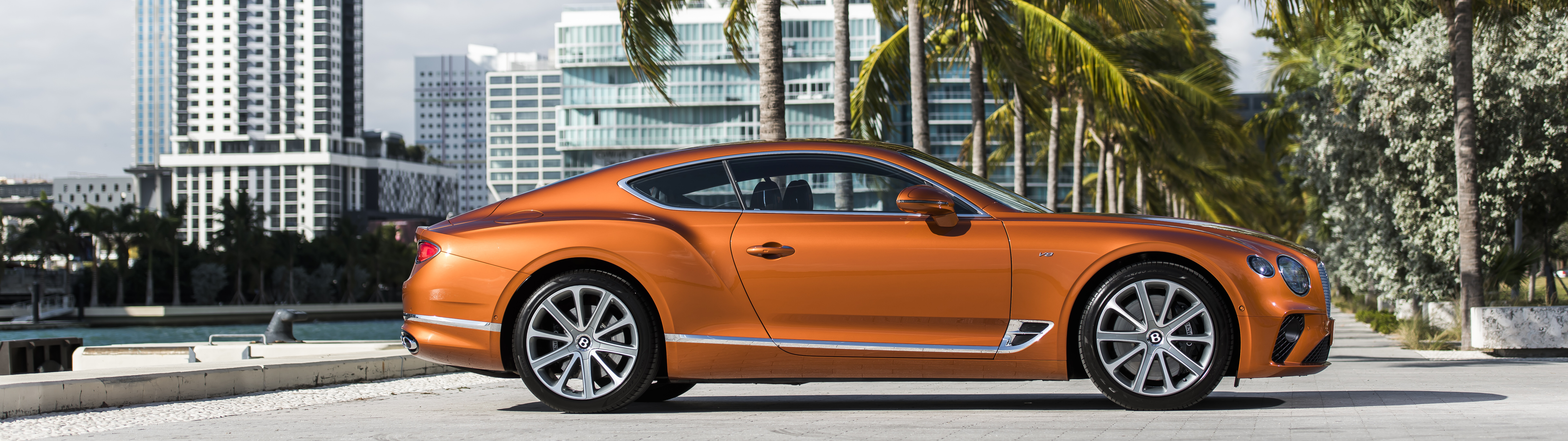 Un’elegante Bentley Continental GT di colore arancione, un’auto di lusso.