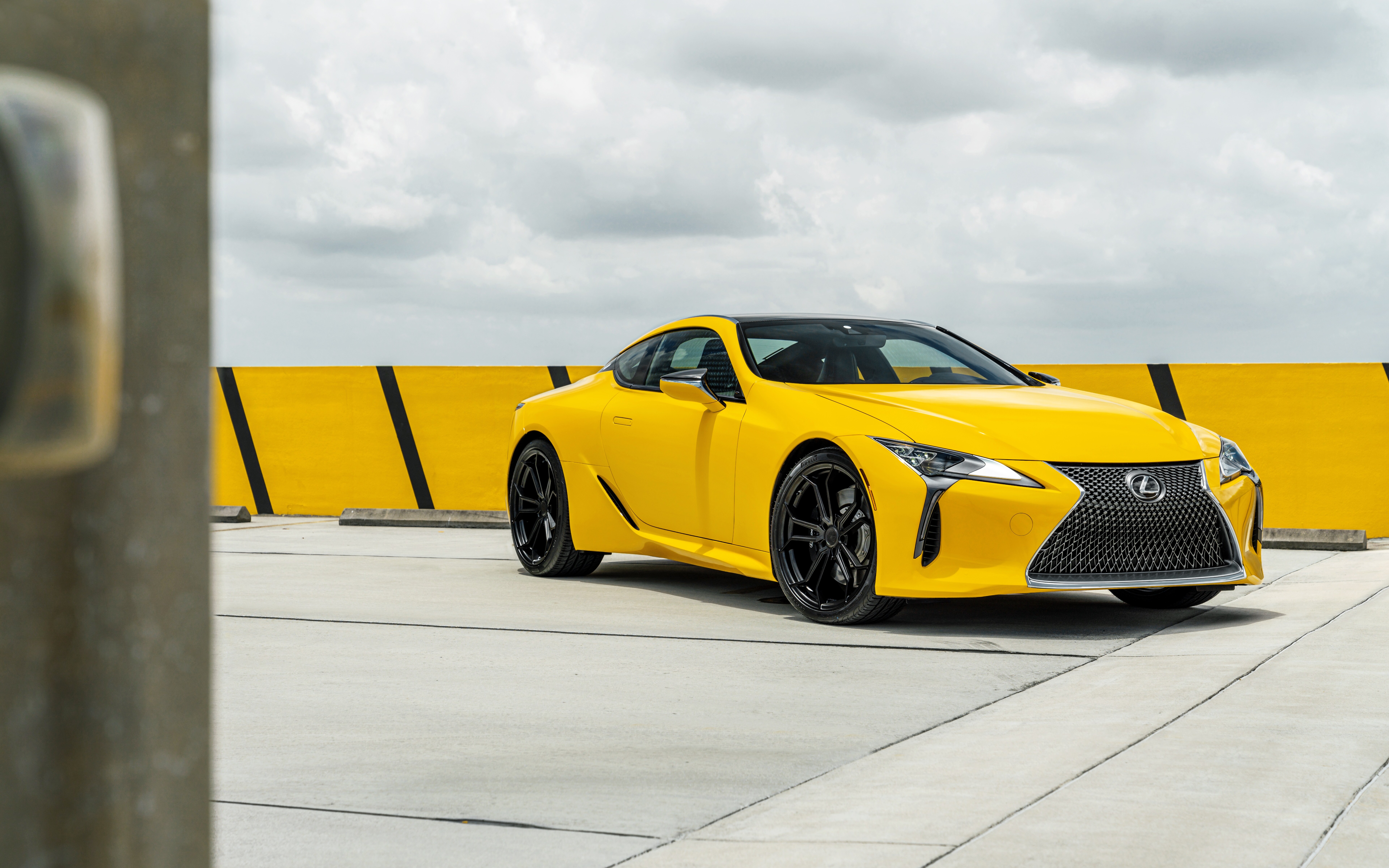 Una sportiva Lexus LC 500, elegante e dal colore giallo acceso, caratterizzata da un design lussuoso e aerodinamico.