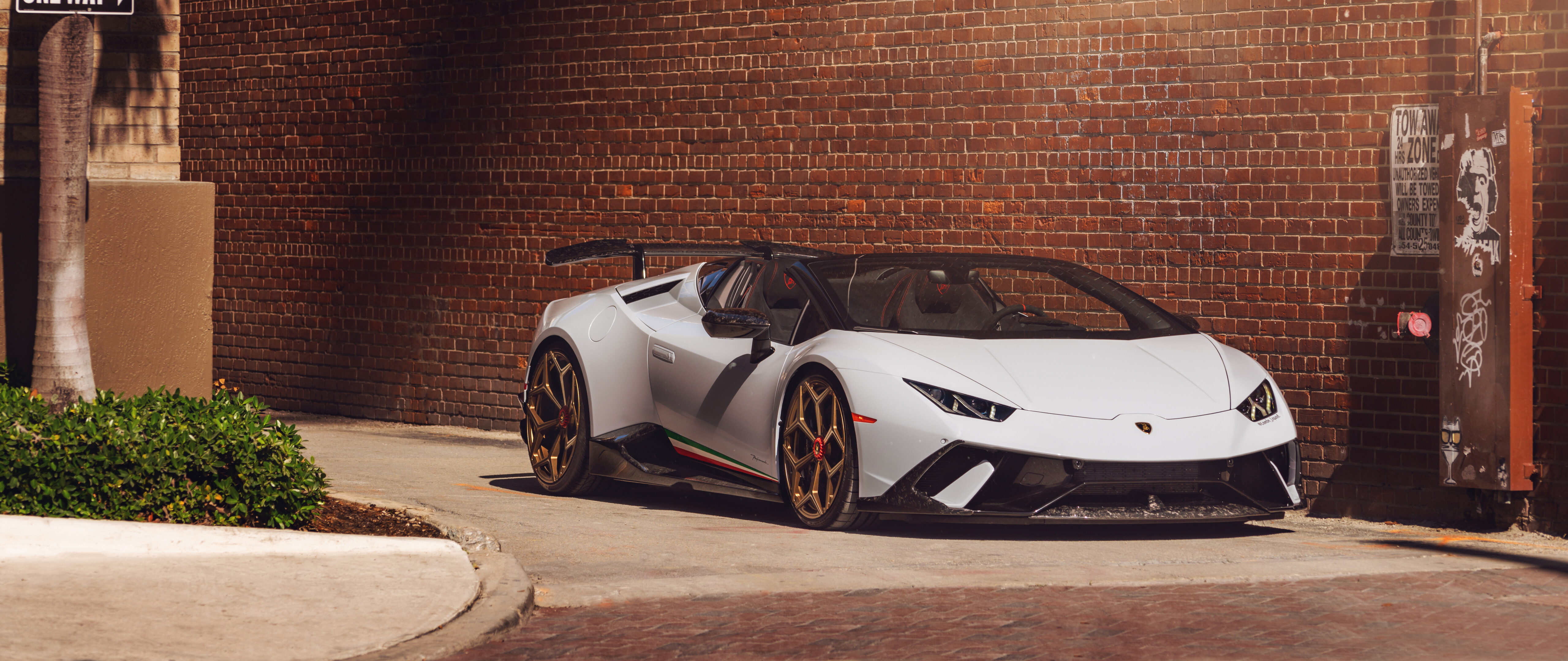 Una supercar Lamborghini Huracan Performante bianca ad alte prestazioni.