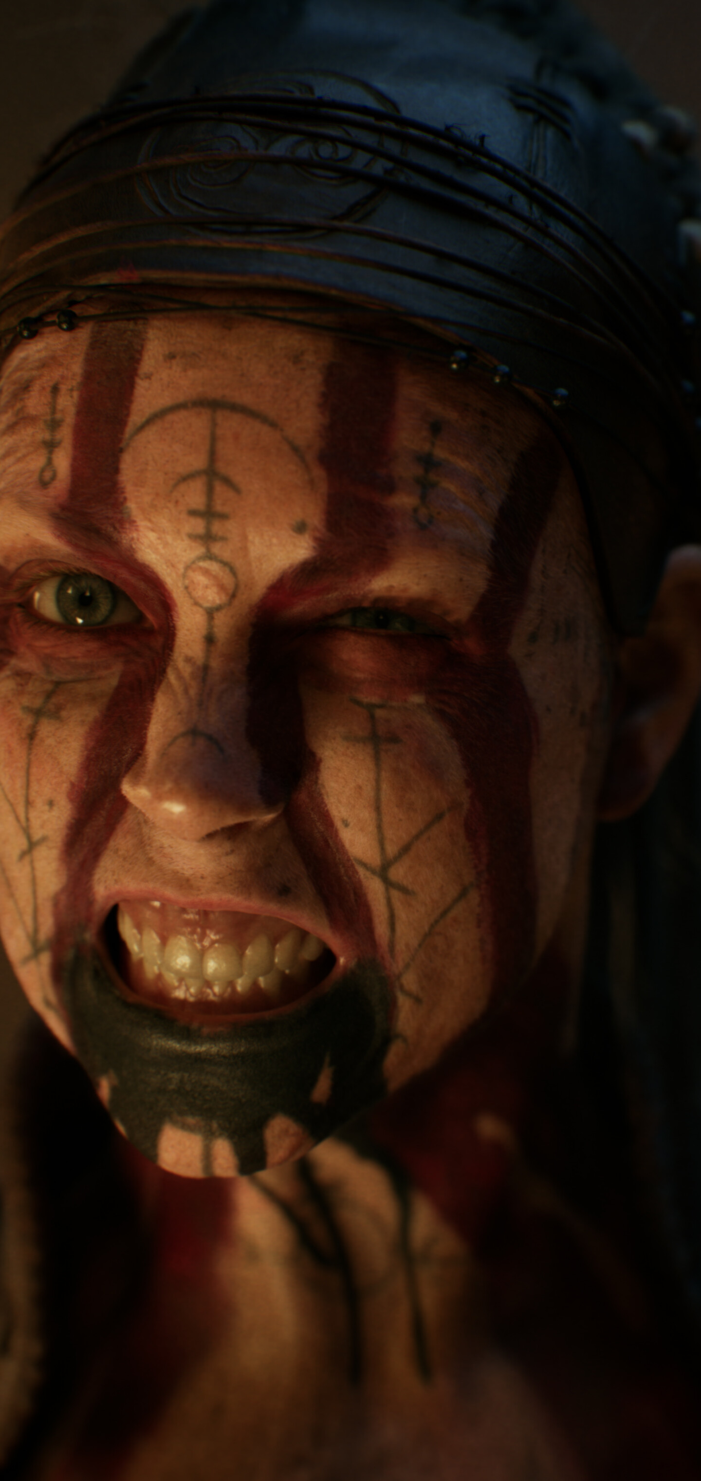 Un primo piano dettagliato di Senua, tratta dal videogioco Senua's Saga: Hellblade II, che ne mette in risalto il caratteristico trucco da guerriera e lo sguardo intenso.