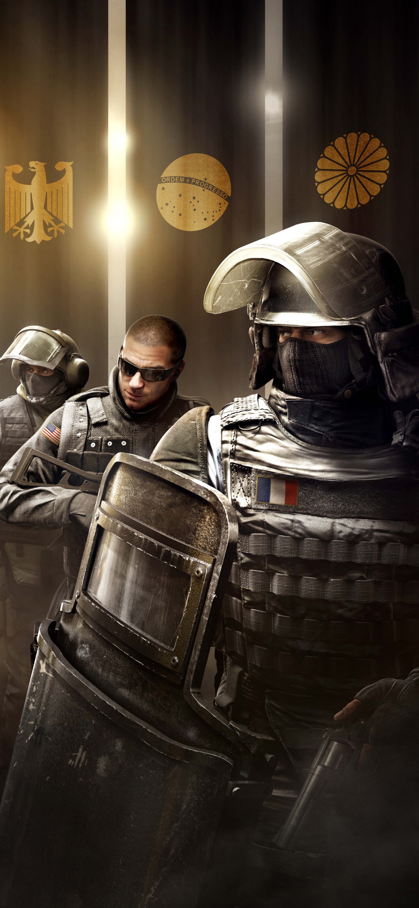 Un operatore tattico specializzato in combattimenti, equipaggiato con un pesante equipaggiamento militare e un elmetto, ispirato al videogioco Tom Clancy’s Rainbow Six Siege.