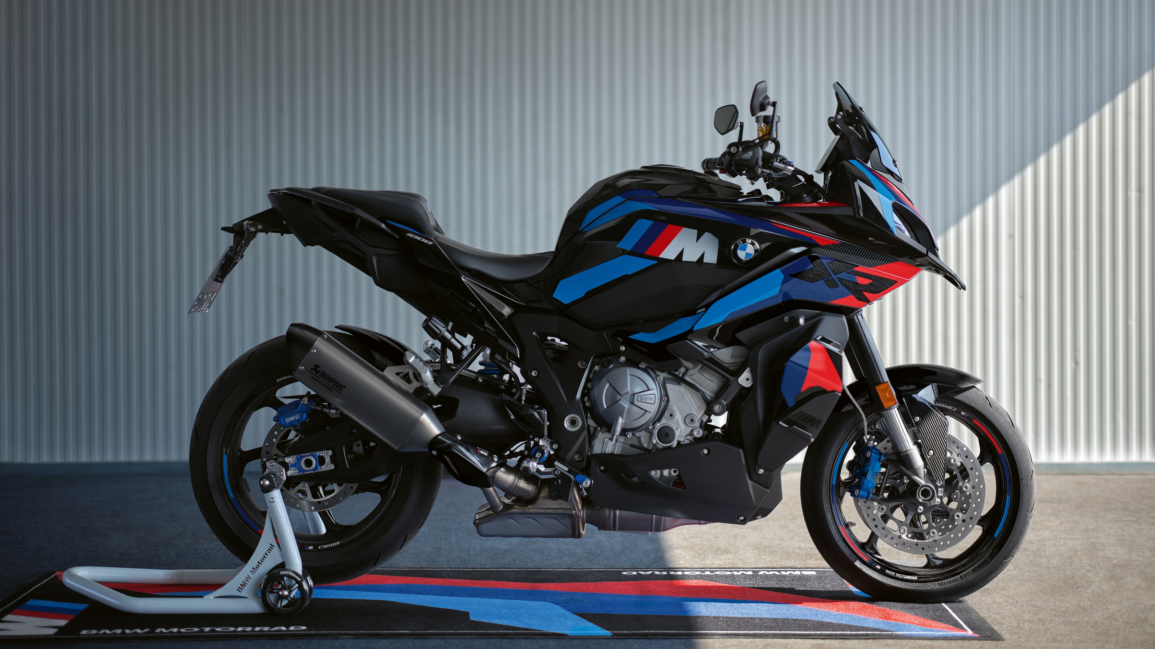 High-resolution detail of the BMW M 1000 XR with M Package livery.