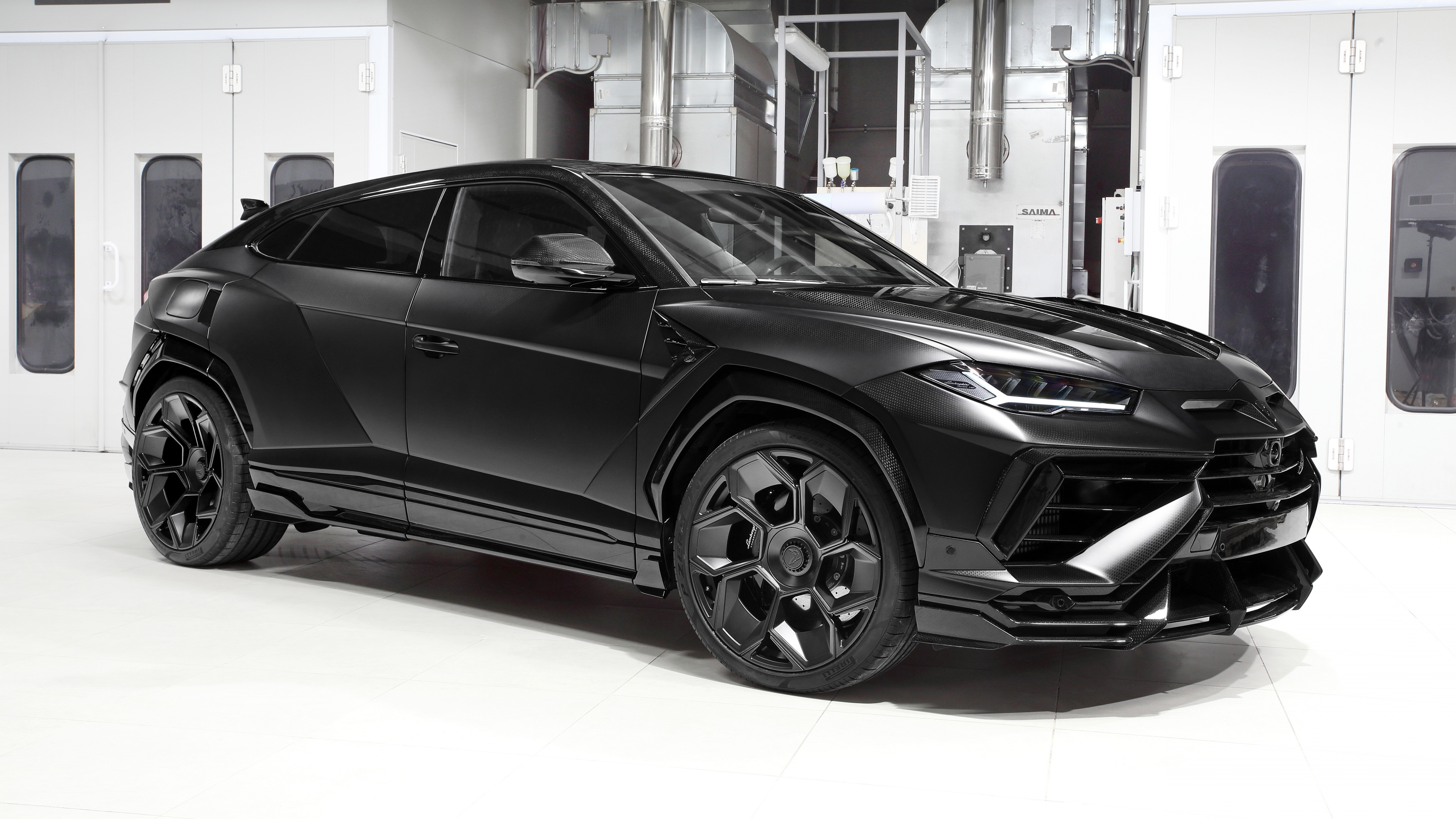 A sleek, all-black 2025 Lamborghini Urus R’Evo Stealth Edition featuring intricate carbon fiber details and TopCar Design styling.