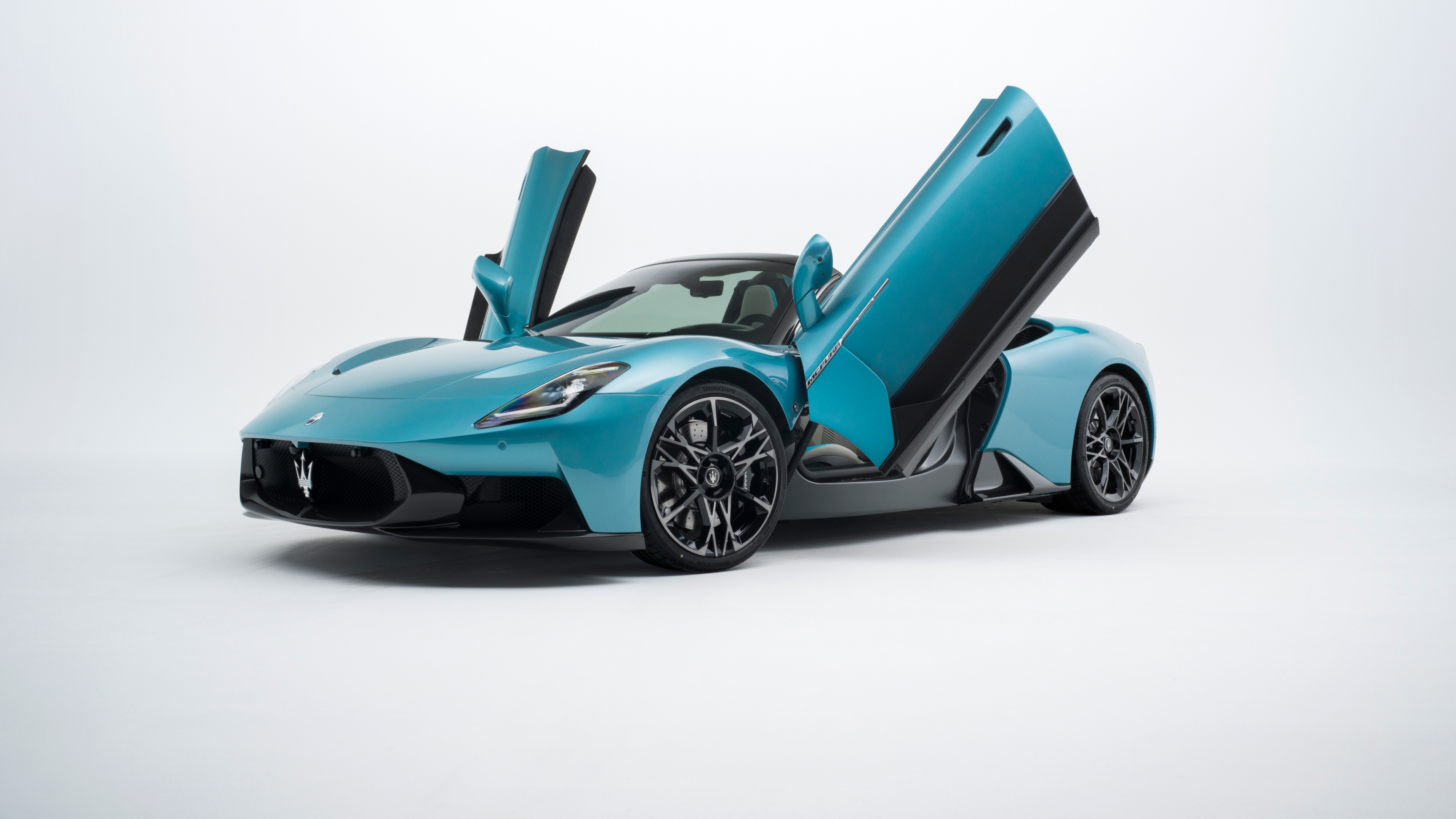 A sleek 2025 Maserati MCPURA Cielo supercar isolated on a white background.