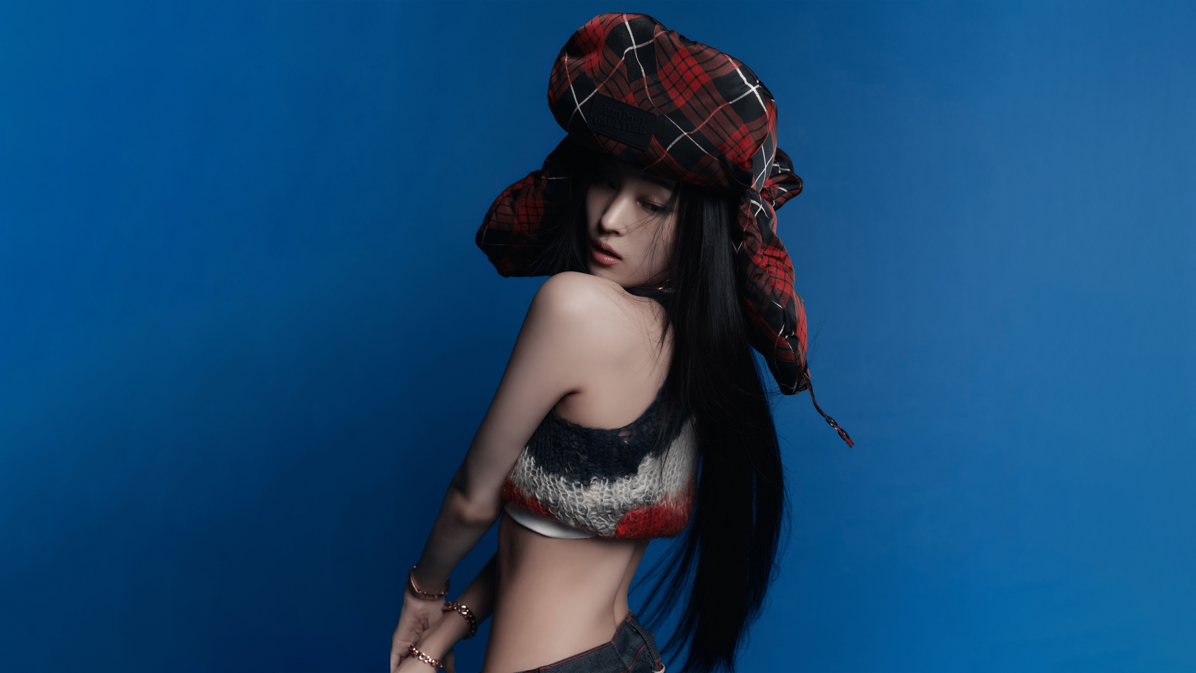 A high-definition portrait of South Korean singer Annie from ALLDAY PROJECT featuring a blue background.