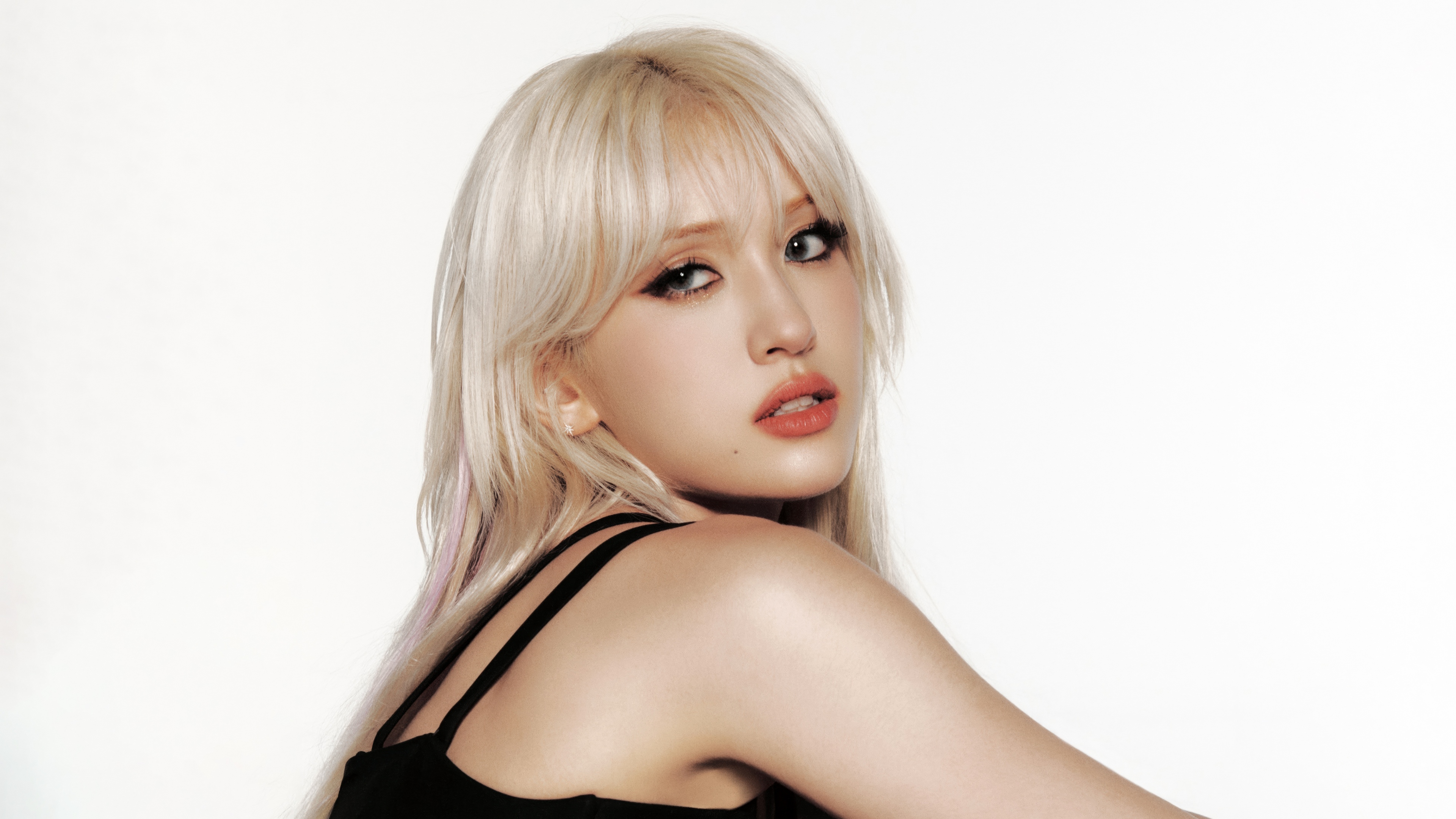 A high-resolution portrait of K-pop idol Jeon Somi with blonde hair against a white background.