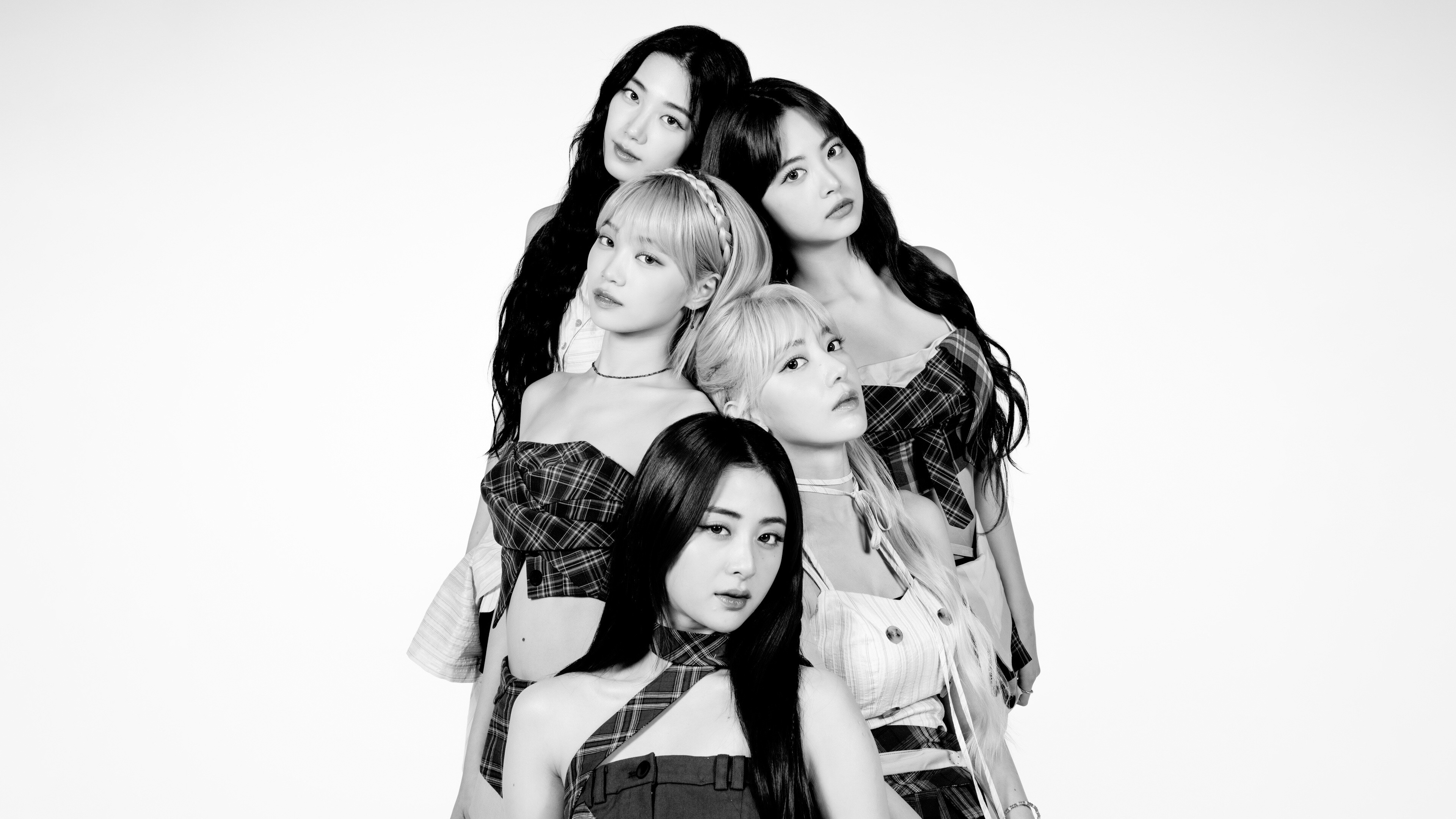 Monochrome portrait of Le Sserafim members Sakura Miyawaki, Kim Chaewon, Huh Yunjin, Kazuha, and Hong Eunchae on a clean white background